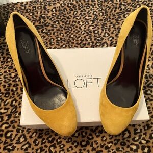 Ann Taylor Loft suede pumps
